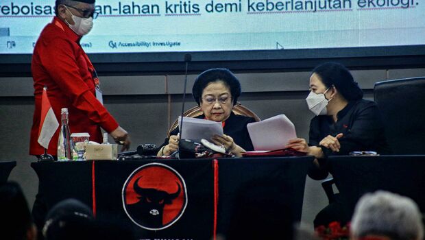 Ketua umum Partai Demokrasi Indonesia Perjuangan (PDIP) Megawati Soekarnoputri (tengah), Sekjen Partai Hasto Kristiyanto (kiri), dan Ketua DPP PDI P Puan Maharani, dalam penutupan Rakernas II PDI Perjuangan yang dilaksanakan di Sekolah Partai, Lenteng Agung, Jakarta Selatan, Kamis 23 Juni 2022.