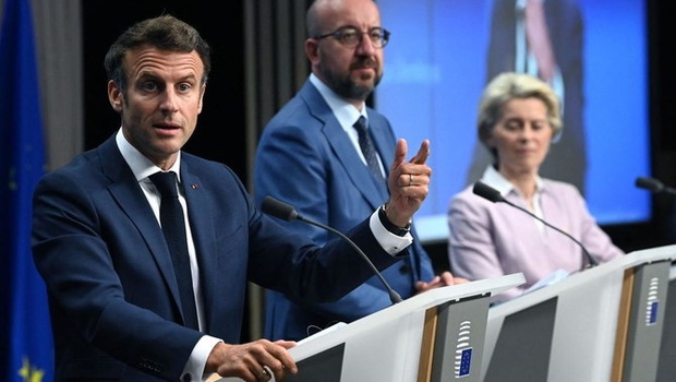 Dari kiri, Presiden Prancis Emmanuel Macron, Presiden Dewan Eropa Charles Michel dan Presiden Komisi Eropa Ursula von der Leyen menggelar konferensi pers Dewan Eropa di Brussels, Belgia pada Kamis 23 Juni 2022. 