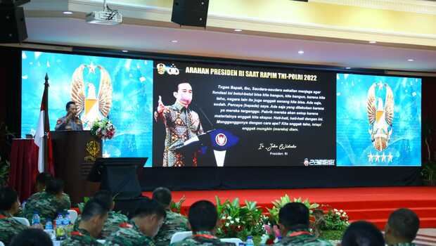 Kapolri Jenderal Listyo Sigit memberi pemaparan di hadapan Dansat TNI AD di Akademi Militer Magelang, Kamis, 23 Juni 2022.