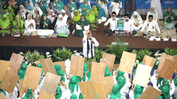 Ribuan perempuan NU se-Jakarta deklarasi dukungan kepada Ketum PKB Muhaimin Iskandar atau Cak Imin pada Pilpres 2024 di Gelanggang Remaja Jakarta Utara, Sabtu, 25 Juni 2022.