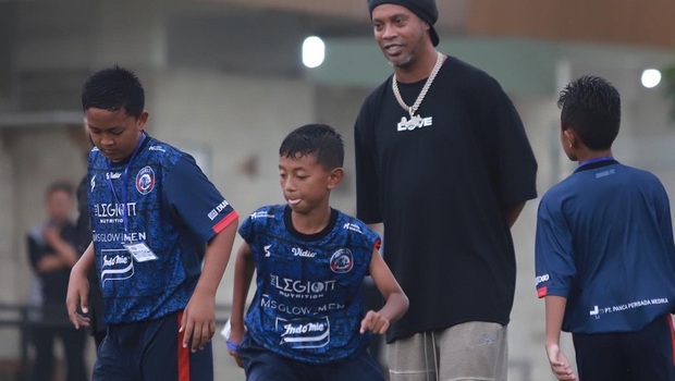 Ronaldinho saat memberikan klinik kepelatihan kepada pemain muda Indonesia di Unggul Sport Center, Malang, Minggu, 26 Juni 2022.