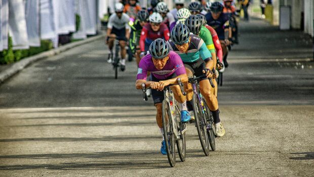 Sejumlah peserta dari nomor balap Men Master B (non atlet, 40-49 tahun) 18 km, mengikuti ajang lomba balap sepeda bertajuk Velocity Criterium di Central Park Meikarta, Cikarang, Kabupaten Bekasi, Minggu 26 Juni 2022.