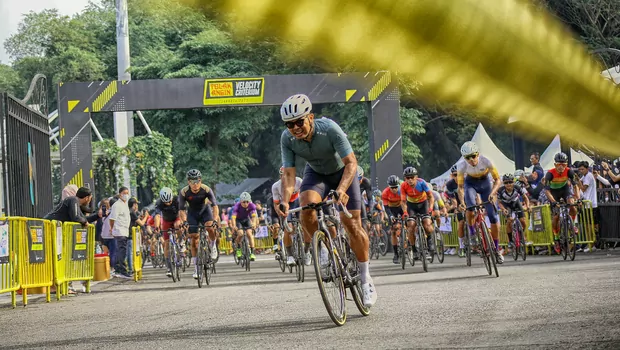 Sejumlah peserta dari nomor balap Men Master A (non atlet, 30-39 tahun) 23 km, mengikuti ajang lomba balap sepeda bertajuk Velocity Criterium di Central Park Meikarta, Cikarang, Kabupaten Bekasi, Minggu 26 Juni 2022.