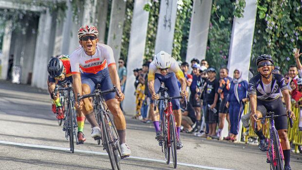 Peserta dari nomor balap Men Master A (non atlet, 30-39 tahun) 23 km Danang Prabowo (kiri), finish pertama saat mengikuti ajang lomba balap sepeda bertajuk Velocity Criterium di Central Park Meikarta, Cikarang, Kabupaten Bekasi, Minggu 26 Juni 2022.
