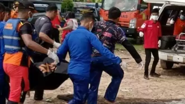 Tim Sar menemukan satu korban dalam kondisi meninggal kecelakaan kapal LCT Anugerah Indasa, di perairan Sanipah, Kabupaten Tanah Laut, Kalimantan Selatan. Minggu siang 26 Juni 2022. 
