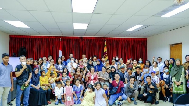 Duta Besar RI untuk Sri Lanka Dewi Gustina Tobing bersama para staf KBRI Kolombo dan WNI di Sri Lanka.
