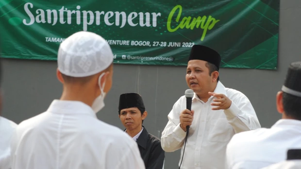 Pendiri dan Pembina Santripreneur Indonesia, KH Ahmad Sugeng Utomo atau Gus Ut, memberikan pengarahan kepada peserta Santripreneur Camp Batch 4, di Bogor, Jawa Barat, Senin 27 Juni 2022. 