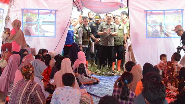 Plt Bupati Bogor Iwan Setiawan saat meninjau lokasi bencana di Desa Cibunian, Pamijahan, Kabupaten Bogor, Senin 28 Juni 2022