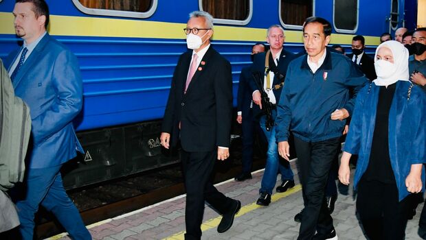 Presiden Jokowi naik kereta bersama Ibu Negara Iriana dan rombongan terbatas menuju Kyiv,  Ukraina, dari Przemysl, Polandia, Selasa malam, 28 Juni 2022.