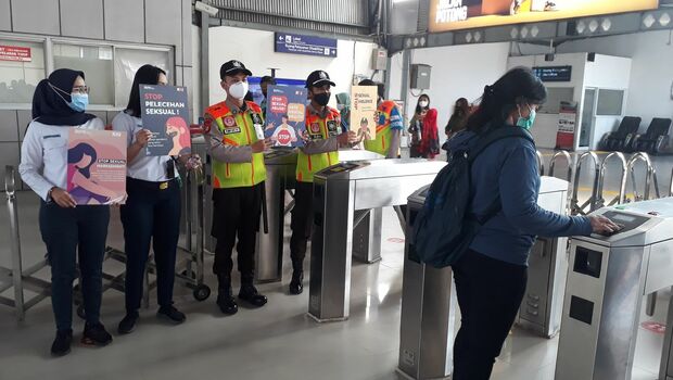 Petugas KAI Commuter melakukan kampanye cegah tindak kekerasan dan pelecehan seksual di Stasiun Tanah Abang,  Rabu, 29 Juni 2022.