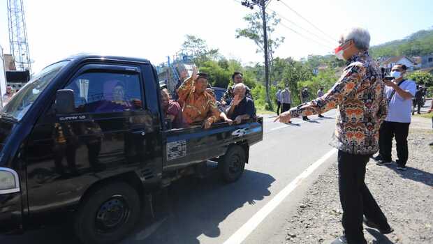 Cek Bantuan Jalan, Ganjar Pranowo Diserbu <em>Emak-emak</em>