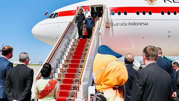 Presiden Joko Widodo didampingi Iriana Jokowi menuruni tangga pesawat saat tiba di Moskwa, Rusia, Kamis 30 Juni 2022.