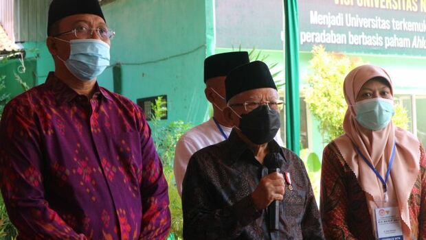 Wakil Presiden (Wapres) Ma'ruf Amin bersama Gubernur Nusa Tenggara Barat (NTB) Zulkieflimansyah di Universitas Nahdlatul Ulama (UNU) NTB, Jumat, 1 Juli 2022.