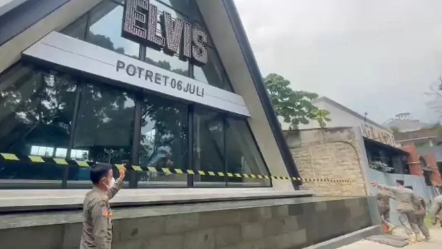 Elvis Cafe eks Holywing di Jalan Padjajaran Kota Bogor diberi garis polisi setelah dibekukan operasionalnya pada Sabtu, 25 Juni 2022.