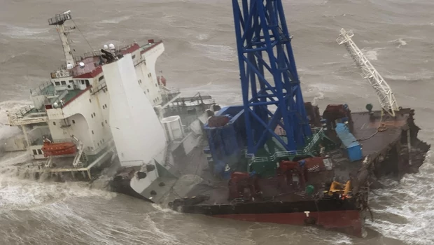 Sebuah kapal setelah pecah menjadi dua di tengah Topan Chaba, selama operasi penyelamatan anggota awak di Laut China Selatan 160 mil laut barat daya Hong Kong.