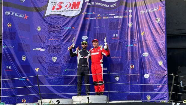 Pembalap Tim Honda Racing Indonesia, Alvin Bahar (kanan) di podium juara kelas Kejurnas STCR 3600.