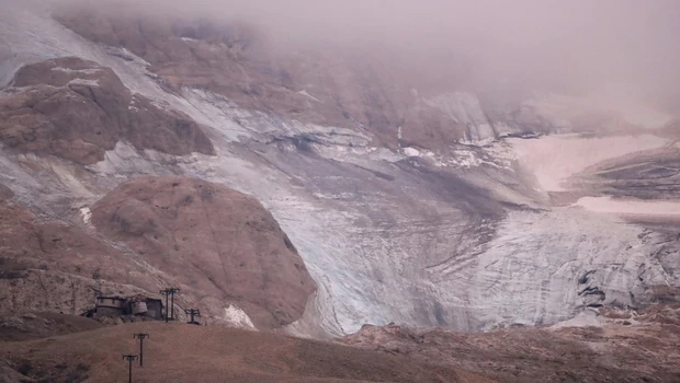 Foto ini diambil pada 3 Juli 2022 dari Canazei, menunjukkan lapisan es yang runtuh di Marmolada, dekat Punta Rocca, menewaskan enam orang.