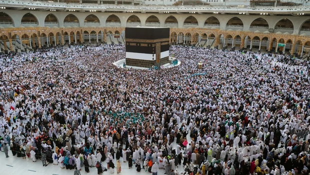 Jemaah haji berkumpul di depan Kabah di Masjidil Haram di kota suci Mekah, Arab Saudi pada 2 Juli 2022.