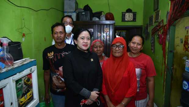 Ketua DPR Puan Maharani usai berdialog dengan warga di Kampung Nelayan, Cangkol, Kota Cirebon, Jawa Barat, Senin, 4 Juli 2022