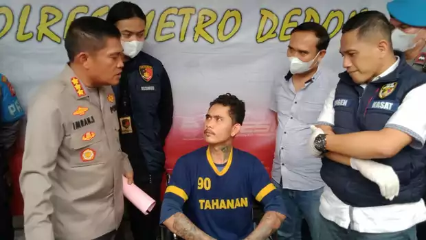 Polres Metro Depok berhasil menangkap Fajar Ridin alias Panjeng, pelaku pembunuhan di Jagakarsa yang melarikan diri ke wilayah Brebes, Jawa Tengah, 5 Juli 2022.