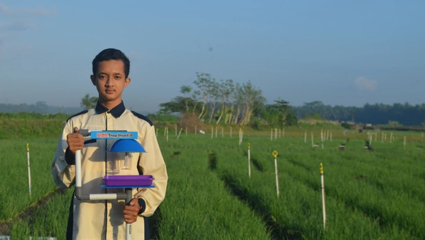 Ihsan Muchlis Amirudin (18) siswa SMKN 2 Pengasih dengan alat perangkap serangga ramah lingkungan hasil temuannya.