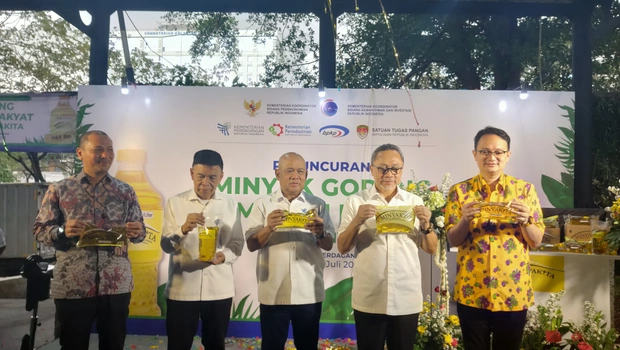 Seremoni peluncuran minyak goreng kemasan rakyat Minyakita di kantor pusat Kementerian Perdagangan, Jakarta, 6 Juli 2022.