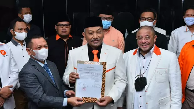 Presiden PKS Ahmad Syaikhu bersama Sekjen PKS Habib Aboe Bakar Al-Habsyi saat mendaftar uji materi ketentuan presidential threshold di Gedung MK, Jakarta, Rabu, 6 Juli 2022.