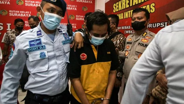 MSAT, tersangka pencabulan santriwati di Pesantren Shiddiqiyyah, Jombang,  saat digelandang petugas di dalam Rutan Surabaya di Medaeng, Sidoarjo, Jawa Timur, Jumat 8 Juli 2022
