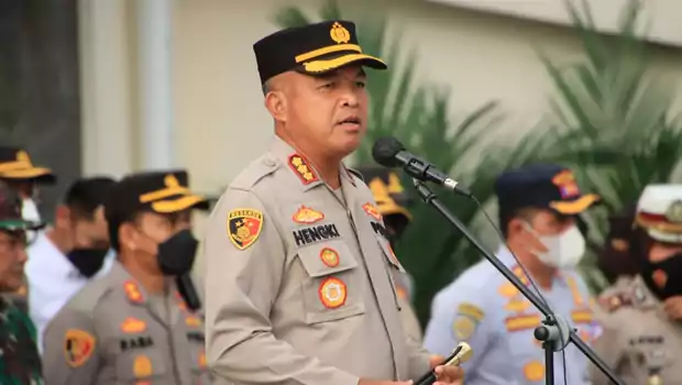 Kapolrestro Bekasi Kota Kombes Pol Hengki saat apel gelar pasukan pengamanan malam takbiran Iduladha 1443 Hijriah pada Sabtu, 9 Juli 2022.