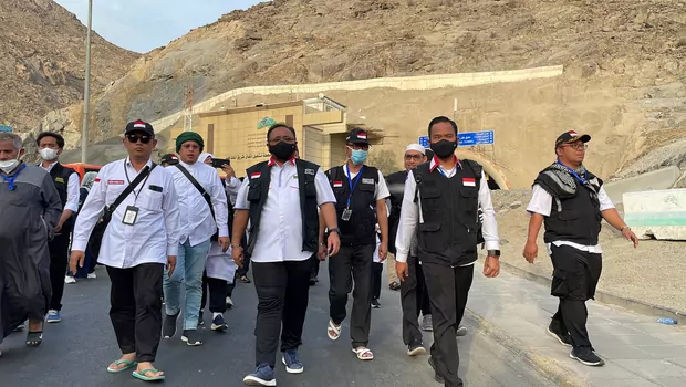 Menteri Agama (Menag) Yaqut Cholil Qoumas(dua dari kiri) berjalan di Jamarat, Mina, Arab Saudi, untuk melempar jamrah dalam rangkaian ibadah haji, Sabtu, 9 Juli 2022.