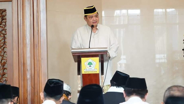 Ketua Umum Partai Golkar Airlangga Hartarto berbicara seusai salat iduladha 1443 H di Masjid Ainul Hikmah, DPP Partai Golkar, Slipi, Jakarta Barat, Minggu, 10 Juli 2022.