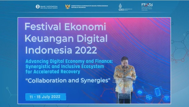 Menko Perekonomian Airlangga Hartarto memberi sambutan di acara Festival Ekonomi Keuangan Digital Indonesia 2022, 11 Juli 2022.