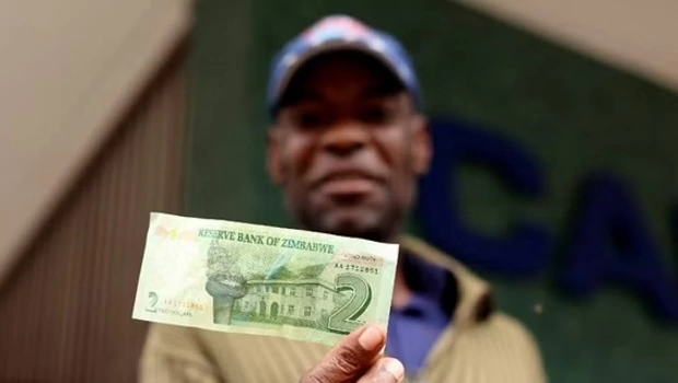 Mata uang dolar Zimbabwe mengalami penurunan nilai karena Zimbabwe masih dilanda hiperinflasi hingga 192 persen pada Juni 2022. 