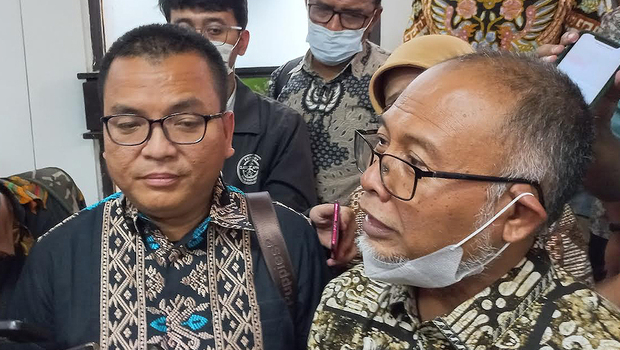 Kuasa hukum Mardani H Maming, Bambang Widjojanto (kanan) dan Denny Indrayana  di Pengadilan Negeri Jakarta Selatan, Jakarta, Selasa, 12 Juli 2022.