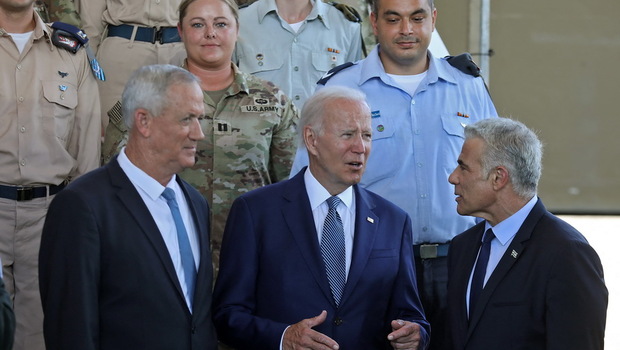 Presiden AS Joe Biden (tengah) dan Menteri Pertahanan Israel Benny Gantz (kiri), mengunjungi sistem pertahanan Israel di Bandara Ben Gurion dekat Tel Aviv pada Rabu 13 Juli 2022, bersama Perdana Menteri sementara Yair Lapid (kanan). 