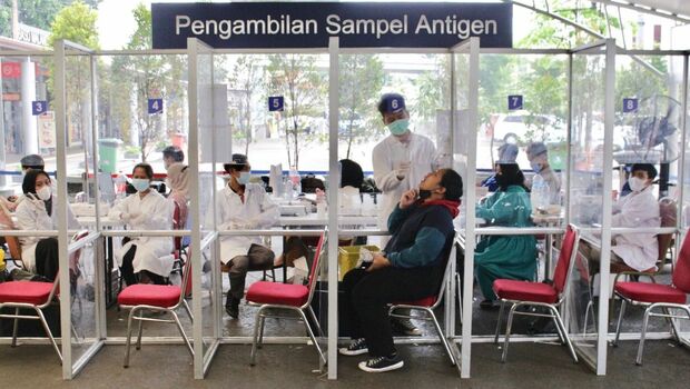 KAI Daop 1 Jakarta juga menyediakan layanan tes antigen di Stasiun Gambir mulai pukul 06.00-22.00 WIB dan Stasiun Pasarsenen dengan jam operasional mulai pukul 05.00-22.00 WIB.