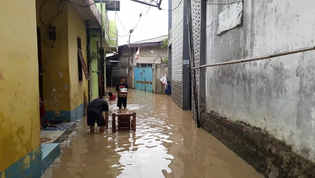Banjir merendam di permukinam warga Kampung Telukpucung, Kelurahan Telukpucung, Kecamatan Bekasi Utara, Kota Bekasi pada Sabtu, 16 Juli 2022.