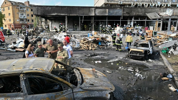 Petugas pemadam kebakaran mengambil puing-puing dari sebuah bangunan yang rusak setelah serangan udara Rusia di kota Vinnytsia, barat-tengah Ukraina, pada Kamis 14 Juli 2022.