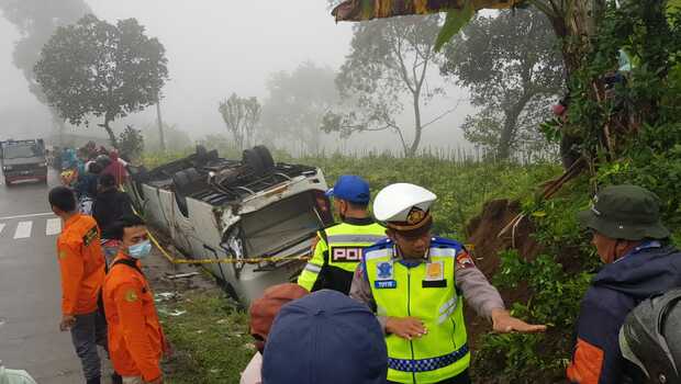 Peristiwa kecelakaan bus tunggal di Jalan Magelang- Boyolali Kecamatan Sawangan, Kabupaten Magelang Jawa Tengah.