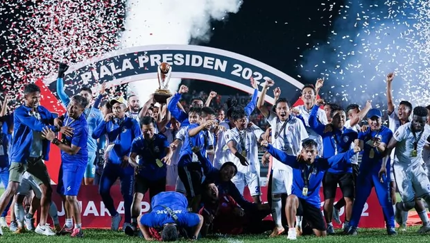Selebrasi pemain Arema FC merayakan gelar juara Piala Presiden 2022.
