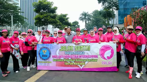 Perhimpunan Perempuan Lintas Profesi Indonesia (PPLIPI) bersama BNN Jaksel saat menggelar acara jalan sehat di Jalan lokasi Car Free Day, Jalan Jenderal Sudirman, Jakarta Selatan, Minggu 17 Juli 2022.