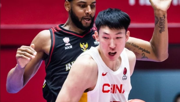 Pemain timnas basket Indonesia, Marques Bolden menjaga ketat pemain Tiongkok di FIBA Asia Cup 2022.
