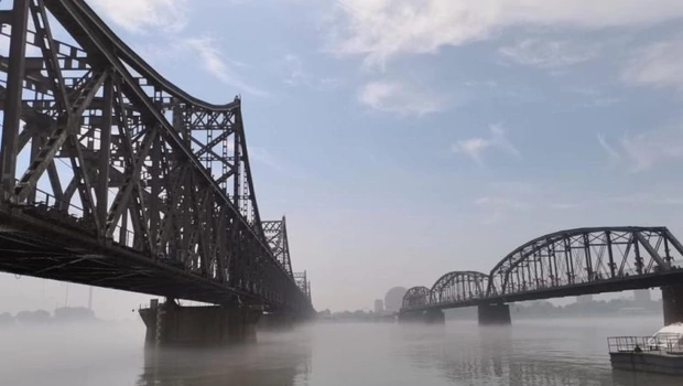 Dua jembatan di atas sungai yang menghubungkan Kota Dandong di wilayah barat laut Tiongkok dengan Korea Utara.