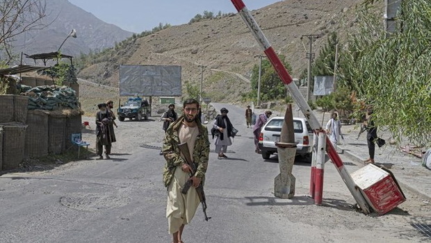 Tentara Taliban berjaga-jaga.