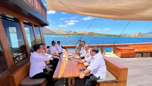 Presiden Joko Widodo (Jokowi) berbincang-bincang dengan sejumlah menteri, Bupati Manggarai Barat, dan Gubernur NTT di atas kapal pinisi menuju Pulau Rinca, Kabupaten Manggarai Barat, Provinsi Nusa Tenggara Timur (NTT), Kamis, 21 Juli 2022.