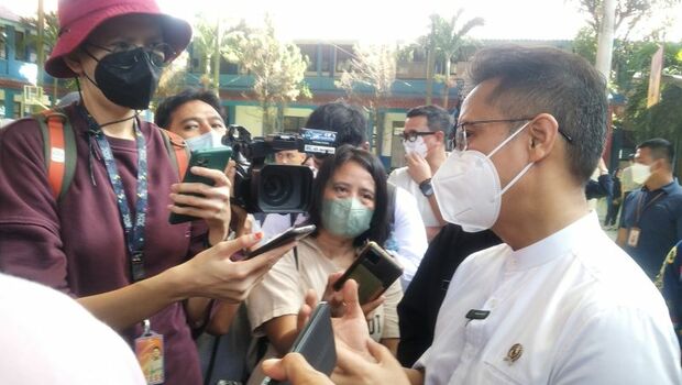 Menteri Kesehatan Budi Gunadi Sadikin (kanan) menanggapi sejumlah pertanyaan media di sela kampanye #AksiBergizi di SMKN 1 Cibinong, Kabupaten Bogor, Jawa Barat, Kamis, 21 Juli.