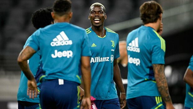 Gelandang Juventus, Paul Pogba menjalani latihan.