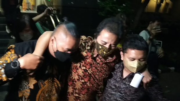 Mantan Menpora, Roy Suryo dibopong usai diperiksa hampir 12 jam sebagai tersangka terkait kasus meme stupa Candi Borobudur mirip Presiden Jokowi di Mapolda Metro Jaya, Jumat, 22 Juli 2022.