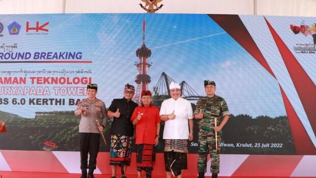 Gubernur Bali I Wayan Koster (tengah) saat meresmikan dimulainya pembangunan Turyapda Tower KBS 6.0 Kerthi Bali di Buleleng, Sabtu 23 Juli 2022. 