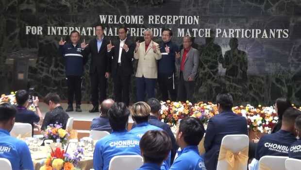 Gubernur DKI, Anies Baswedan menjamu tim sepak bola Persija dan tim asal Thailand Chonburi FC di Balaikota DKI Jakarta, Sabtu 23 Juli 2022.